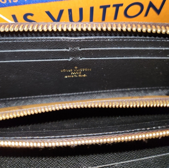 LOUIS VUITTON CLEMENCE ZIP AROUND WALLET - Picture 2 of 9